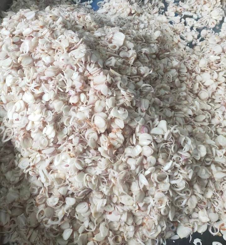 Chuẩn bị nguyên liệu làm hành phi