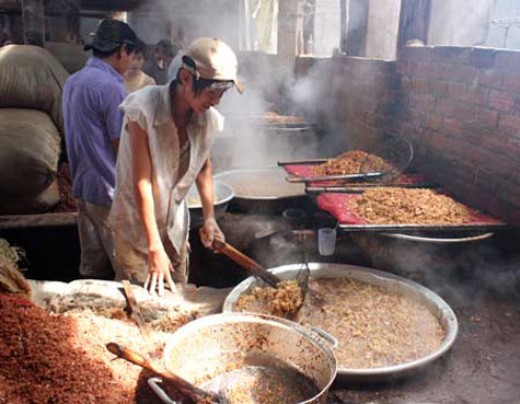 Một cơ sở sản xuất hành phi và dầu bẩn