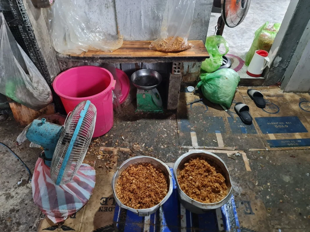 Một cơ sở sản xuất hành phi bẩn